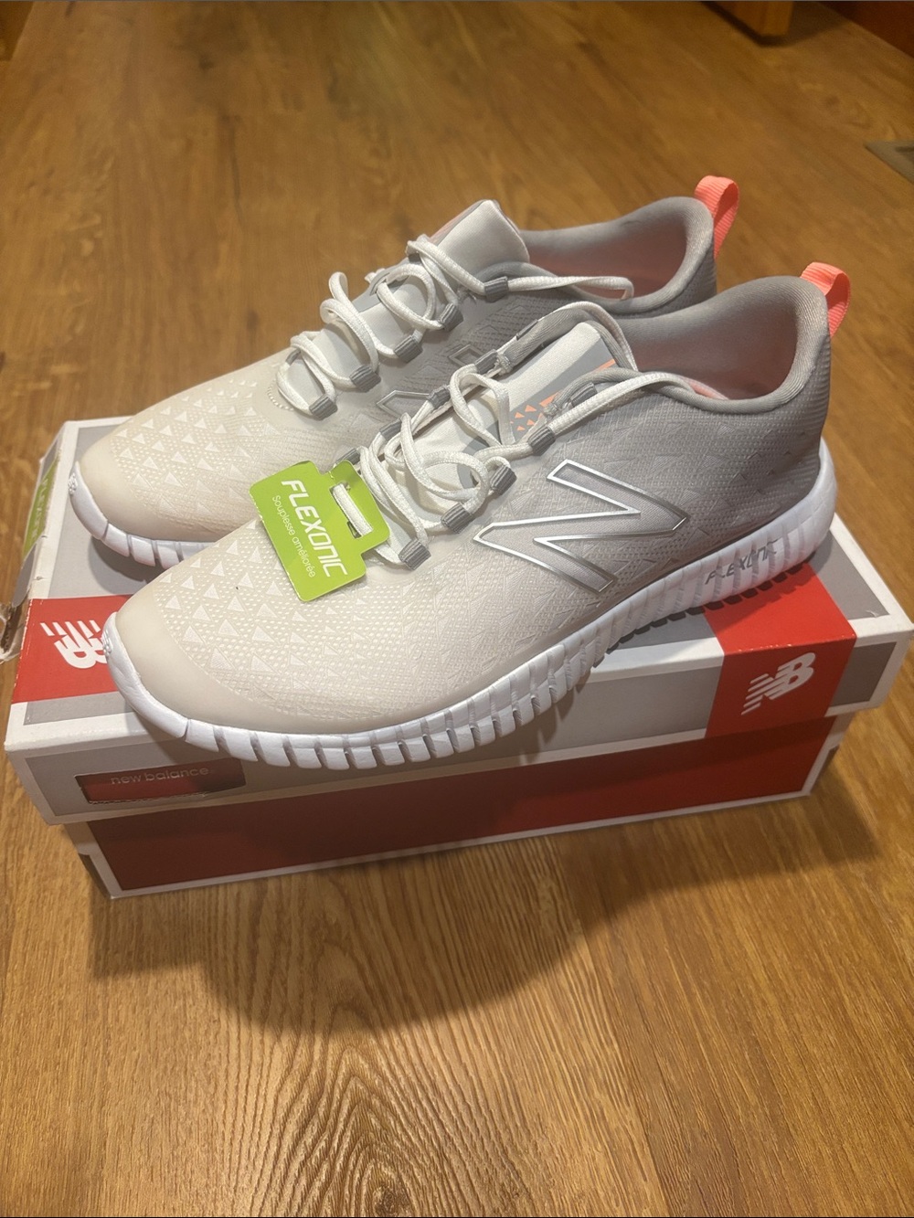 *NWT* New Balance Womens White with Coral Accent Flexonic Sneakers